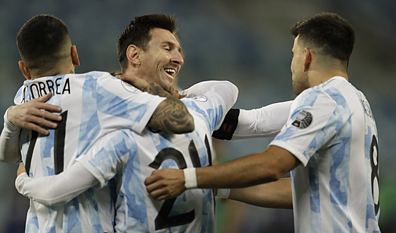 Argentintí fotbalisté oslavují trefu Alejandra Gómeze proti Bolívii.