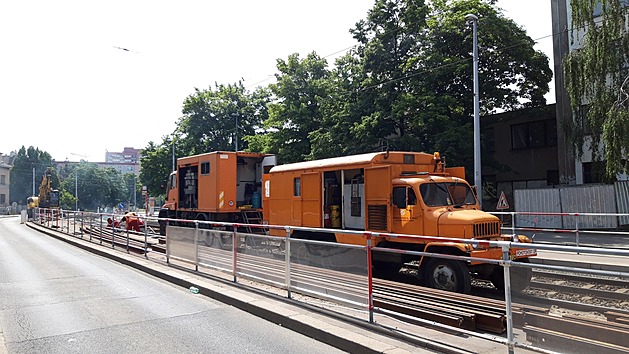 <p>Stavba Nádraží Praha-Zahradní Město míří do finále. Staví se nový podjezd pod vlakovou tratí,rekonstruuje se tramvajová trať.Dále se kompletně přestavuje křižovatka ulic Průběžná-Na Padesátém a Přetlucká.</p>