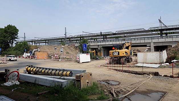 <p>V Záběhlicích se staví Tramvajová Smyčka Zahradní Město.</p>