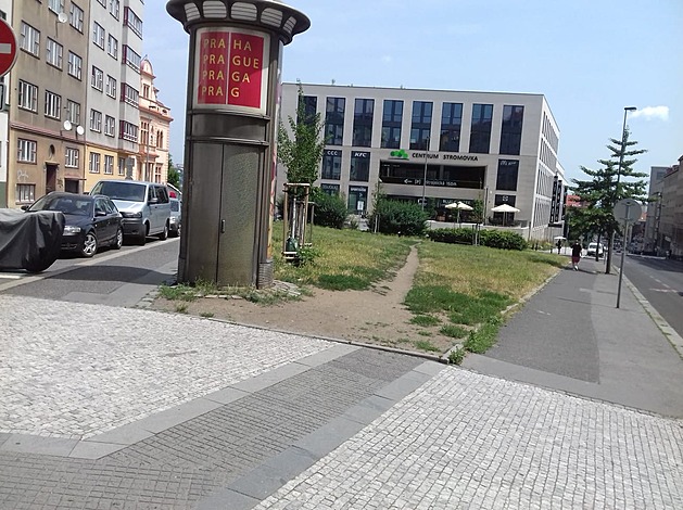 <p>Klasická ukázka architektonického řešení cest. Přímá ke vchodu je pouze vyšlapaná v trávníku. Co bude následovat? Stavba překážek nebo jednoduchá úprava vyšlapané cesty, aby lépe sloužila?</p>