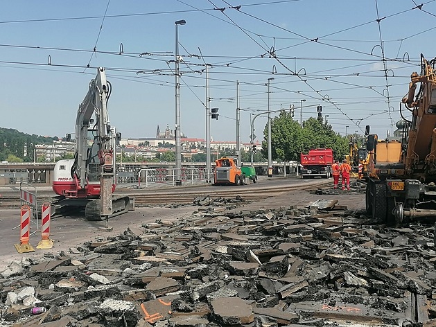 <p>Začala dvoutýdenní výluka tramvají na Palackého náměstí na Rašínově nábřeží, Smetanově nábřeží a v ulici Myslíkova.</p>