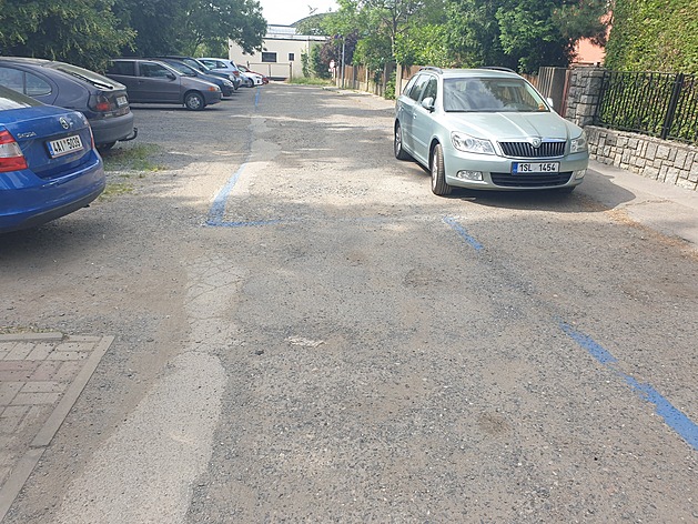 <p>„V pátek se v ulici Konvalinková (kterou TSK neopravilo 40 let) objevily modré zóny přes celou šíři komunikace. Nutí tak řidiče objíždět zaparkovaná auta přes nezpevněnou "ostatní plochu" (to kde na fotce stojí auta není komunikace a je to neoprávněné