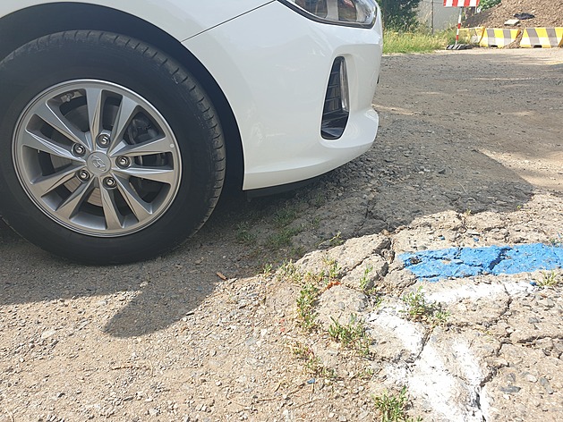 <p>„V pátek se v ulici Konvalinková (kterou TSK neopravilo 40 let) objevily modré zóny přes celou šíři komunikace. Nutí tak řidiče objíždět zaparkovaná auta přes nezpevněnou "ostatní plochu" (to kde na fotce stojí auta není komunikace a je to neoprávněné