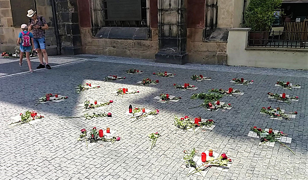 <p>Kříže na Staroměstském náměstí, které symbolizují vzpomínku na popravu 27 českých pánů, pokrývají dnes svíčky a květiny.</p>