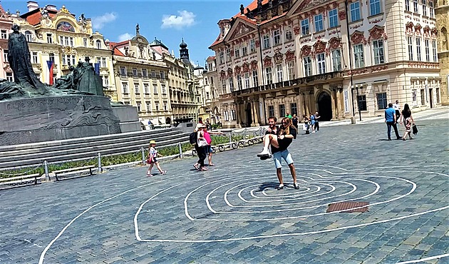 <p>Uprostřed Staroměstského náměstí se objevilo srdce, v jehož středu se turisté fotí.</p>