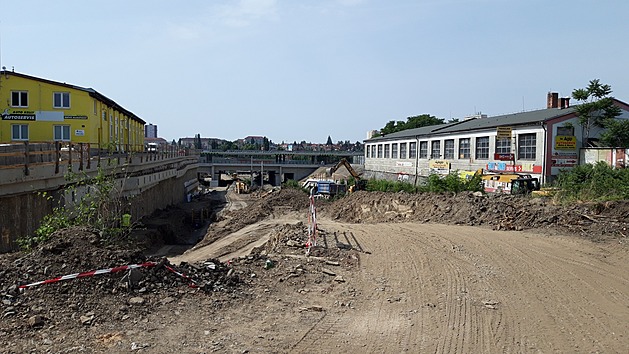 <p>Součástí výstavby Nádraží Praha-Zahradní Město je i kompletní přestavba křižovatky ulic Na Padesátém-Průběžná-Přetlucká na Sídlišti Skalka v Praze 10 - Strašnicích.Křižovatka bude nově řízena světelnými signály,které zde řadu let chyběly a přispěje to