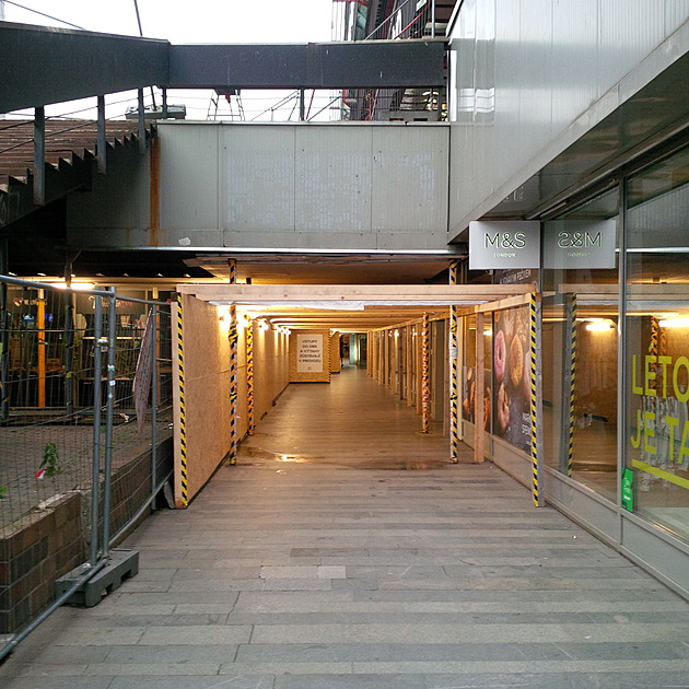 <p>V podloubí metropole Budějovická se začíná již opět něco dít. Neobvyklý průchod voní dřevem.</p>
