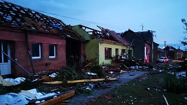 Večerní bouřka zanechala rozsáhlé škody v Hruškách na Břeclavsku. Spodní... Večerní bouřka zanechala rozsáhlé škody v Hruškách na Břeclavsku. Spodní...