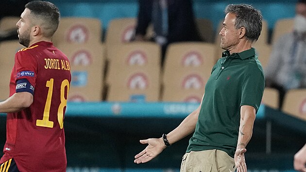 Španělský kapitán a trenér v rozpacích. Jordi Alba (vlevo) a Luis Enrique během... Španělský kapitán a trenér v rozpacích. Jordi Alba (vlevo) a Luis Enrique během...