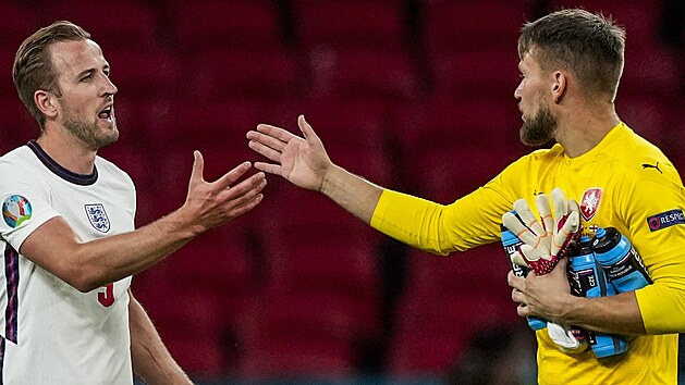 Anglický kapitán Harry Kane a Tomáš Vaclík se zdraví po utkání mistrovství... Anglický kapitán Harry Kane a Tomáš Vaclík se zdraví po utkání mistrovství...