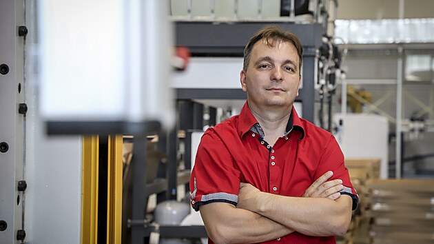 Zakladatel a většinový majitel společnosti Magna Energy Storage, která vyrábí v... Zakladatel a většinový majitel společnosti Magna Energy Storage, která vyrábí v...