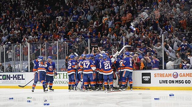 Fanoušci New York Islanders po výhře zasypali ledovou plochu plechovkami od... Fanoušci New York Islanders po výhře zasypali ledovou plochu plechovkami od...