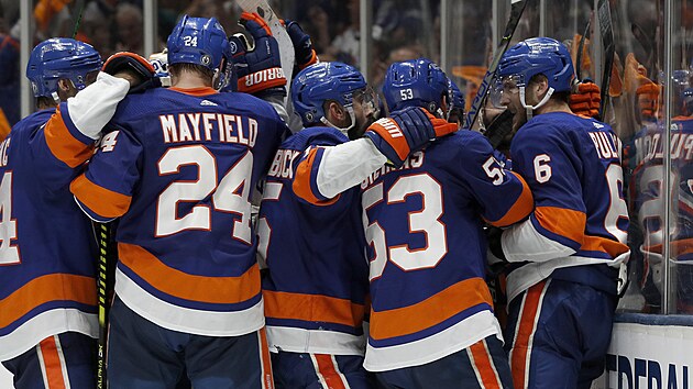 Hokejisté New York Islanders slaví vítězství nad Tampou. Hokejisté New York Islanders slaví vítězství nad Tampou.