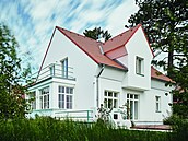 Roh domu mezi terasou vpravo a zimní zahradou s navazujícím balkonem nahoře a...