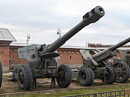 Taená kanonová houfnice D-20 ráe 152 mm byla vyvinutá v padesátých letech...