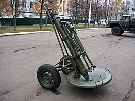Tký 120 mm taený minomet 2S12 Sani je kombinací minometu 2B11 a pepravního...