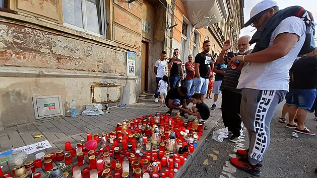 Lid v Teplicch se pili rozlouit se zesnulm po policejnm zsahu. (22. ervna 2021)