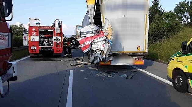 Hasii Olomouckho kraje zasahovali u vn dopravn nehody u Pslavic na D35, kde havarovala dodvka a dv nkladn vozidla.