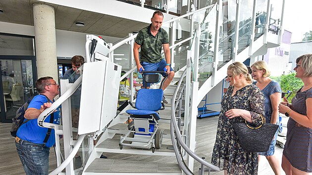 Společnost Altech, která se zaměřuje na vývoj a výrobu plošin pro vozíčkáře a lidi s hendikepem, otevřela v Uherském Hradišti předváděcí centrum.