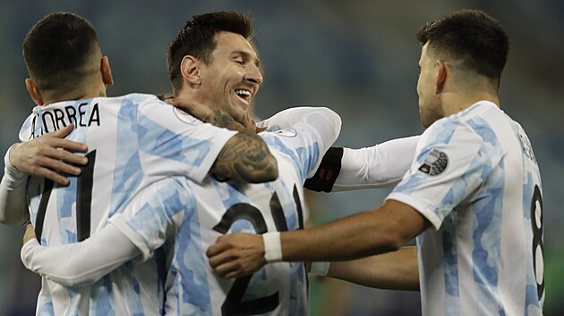 Argentint fotbalist oslavuj trefu Alejandra Gmeze proti Bolvii.