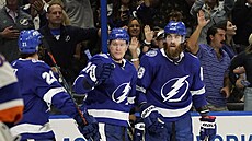 Zleva: Brayden Point, Ondřej Palát a David Savard z Tampy oslavují gól do sítě... Zleva: Brayden Point, Ondřej Palát a David Savard z Tampy oslavují gól do sítě...