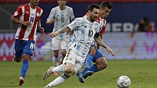 Lionel Messi z Argentiny a Adrian Cubas z Paraguaye v těsném souboji. Lionel Messi z Argentiny a Adrian Cubas z Paraguaye v těsném souboji.