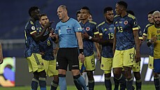 Kolumbijští fotbalisté se zlobí na rozhodčího Nestora Pitanu. Kolumbijští fotbalisté se zlobí na rozhodčího Nestora Pitanu.