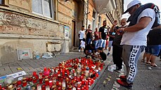 Lidé v Teplicích se pili rozlouit se zesnulým po policejním zásahu. (22....