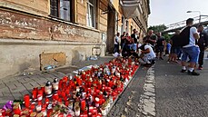 Lidé v Teplicích se pili rozlouit se zesnulým po policejním zásahu. (22....