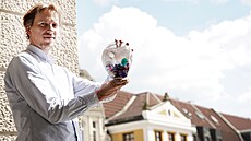 Ředitel festivalu Anifilm Tomáš Rychecký s cenou pro vítěze, kterou vyrobili... Ředitel festivalu Anifilm Tomáš Rychecký s cenou pro vítěze, kterou vyrobili...