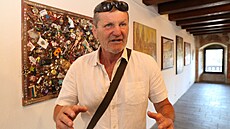 Rosťa Osička v Severočeské galerii výtvarného umění v Litoměřicích před koláží... Rosťa Osička v Severočeské galerii výtvarného umění v Litoměřicích před koláží...
