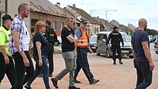 Premiér Andrej Babiš a Alena Schillerová procházejí poničenou Moravskou Novou... Premiér Andrej Babiš a Alena Schillerová procházejí poničenou Moravskou Novou...