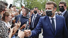 Francouzský prezident Emmanuel Macron zdraví obyvatele během prvního kola... Francouzský prezident Emmanuel Macron zdraví obyvatele během prvního kola...