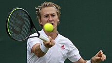 Amerian Sebastian Korda hraje forhend v prvním kole Wimbledonu.