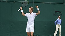 Amerian Sebastian Korda slaví vítzství v prvním kole Wimbledonu.