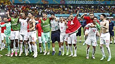 Švýcarští fotbalisté v euforii oslavují postup přes Francii do čtvrtfinále Eura. Švýcarští fotbalisté v euforii oslavují postup přes Francii do čtvrtfinále Eura.