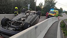 Auto skončilo po nehodě na střeše. Auto skončilo po nehodě na střeše.