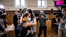 Ve Francii začal soud s Valeriií Bacotovou (žena s béžovou šálou), které hrozí... Ve Francii začal soud s Valeriií Bacotovou (žena s béžovou šálou), které hrozí...