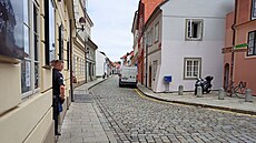Česká ulice v centru Českých Budějovic je jednosměrná. Magistrát nyní navrhuje,... Česká ulice v centru Českých Budějovic je jednosměrná. Magistrát nyní navrhuje,...