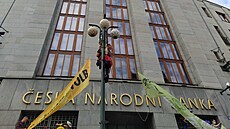 Před ČNB vyvěsili aktivisté z Extinction Rebellion transparenty, které... Před ČNB vyvěsili aktivisté z Extinction Rebellion transparenty, které...