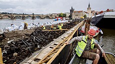 Na Vltavě v centru Prahy probíhá rekonstrukce Staroměstského jezu. Na Vltavě v centru Prahy probíhá rekonstrukce Staroměstského jezu.