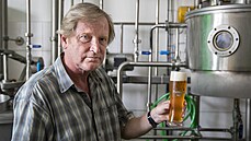 Učitel Ondřej Koza vaří se studenty pivo. Učí je tradičním recepturám a během... Učitel Ondřej Koza vaří se studenty pivo. Učí je tradičním recepturám a během...