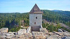 Z věže Kašperku je nádherný výhled na okolní krajinu. Z věže Kašperku je nádherný výhled na okolní krajinu.