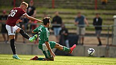 Sparťanský záložník Adam Karabec střílí na bránu třetiligové Hostouně v... Sparťanský záložník Adam Karabec střílí na bránu třetiligové Hostouně v...