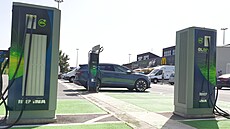 Nabíjení Enyaqa u první UFC nabíječky v Chrovatsku, na odpočívadle/čerpací... Nabíjení Enyaqa u první UFC nabíječky v Chrovatsku, na odpočívadle/čerpací...
