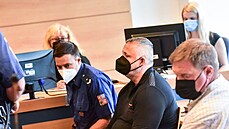 Trojice mužů slibovala, že za úplatu ovlivní soudce a výši trestu v kauze... Trojice mužů slibovala, že za úplatu ovlivní soudce a výši trestu v kauze...