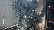 Z hořícího bytu hasiči zachránili nepohyblivého sedmdesátníka. Z hořícího bytu hasiči zachránili nepohyblivého sedmdesátníka.