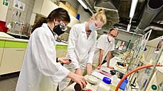 Laboratoře Technologické fakulty UTB jsou studentům k dispozici i během... Laboratoře Technologické fakulty UTB jsou studentům k dispozici i během...