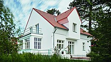Roh domu mezi terasou vpravo a zimní zahradou s navazujícím balkonem nahoře a... Roh domu mezi terasou vpravo a zimní zahradou s navazujícím balkonem nahoře a...