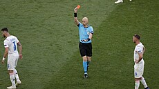 Rozhodčí Sergej Karasev ukazuje červenou kartu Matthijsu de Ligtovi z... Rozhodčí Sergej Karasev ukazuje červenou kartu Matthijsu de Ligtovi z...